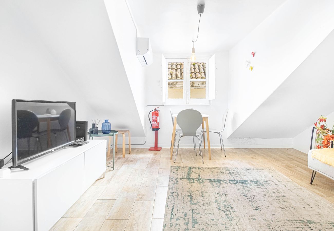 Apartment in Lisbon - Nomad's Castel Lisbon - 1BDR The Reader