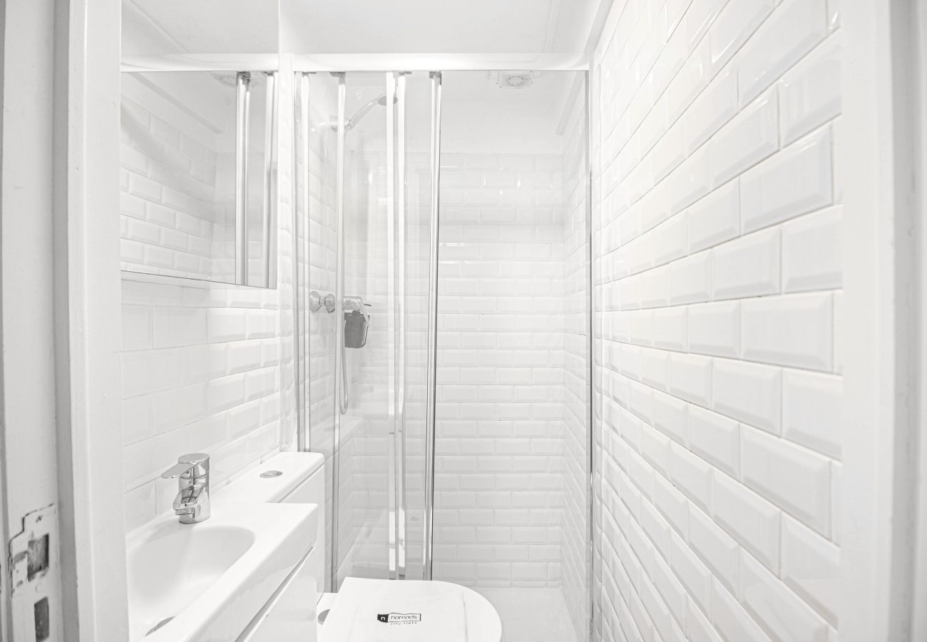 Apartment in Lisbon - Nomad's Castel Lisbon - 1BDR The Reader