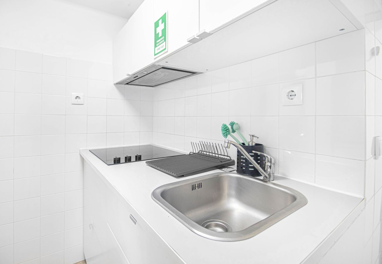 Apartment in Lisbon - Nomad's Castel Lisbon - 1BDR The Reader