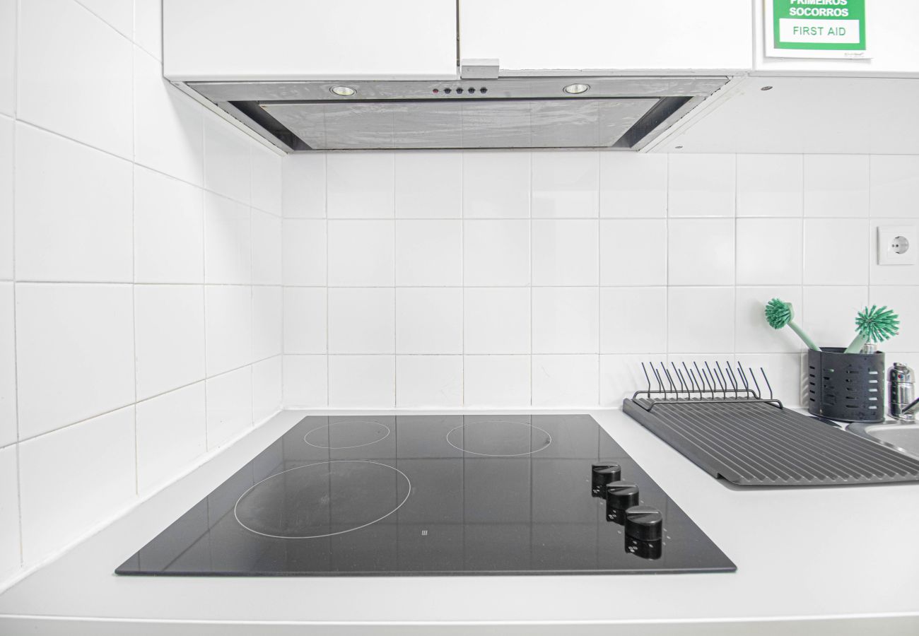 Apartment in Lisbon - Nomad's Castel Lisbon - 1BDR The Reader