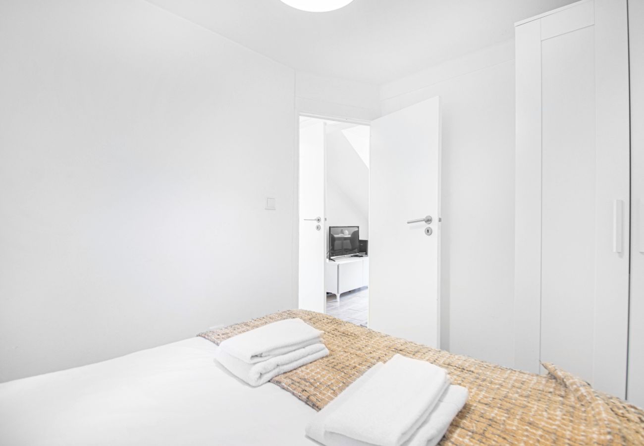 Apartment in Lisbon - Nomad's Castel Lisbon - 1BDR The Reader