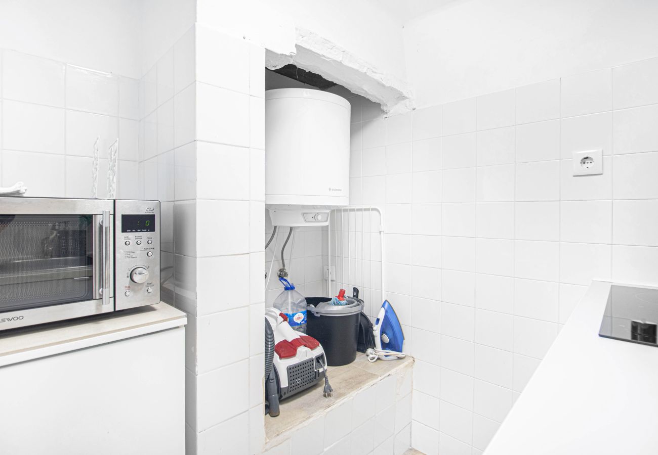 Apartment in Lisbon - Nomad's Castel Lisbon - 1BDR The Reader