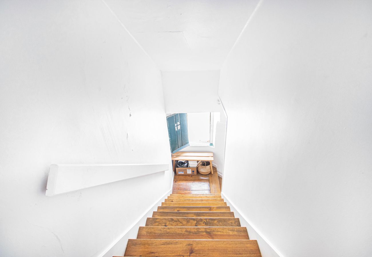 Apartment in Lisbon - Nomad's Castel Lisbon - 1BDR The Reader