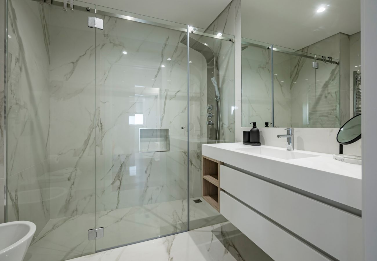 Apartment in Porto - Nomad's Lux - 2BDR & Parking Flores Square Porto