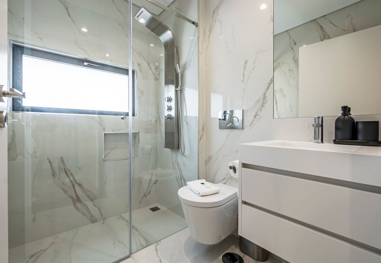 Apartment in Porto - Nomad's Lux - 2BDR & Parking Flores Square Porto