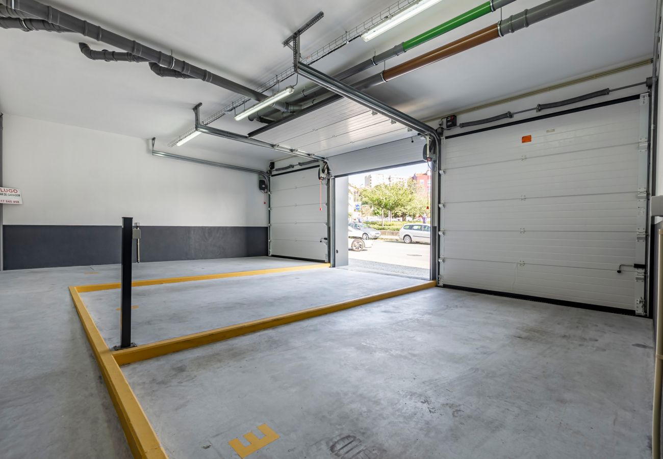 Apartment in Porto - Nomad's Lux - 2BDR & Parking Flores Square Porto