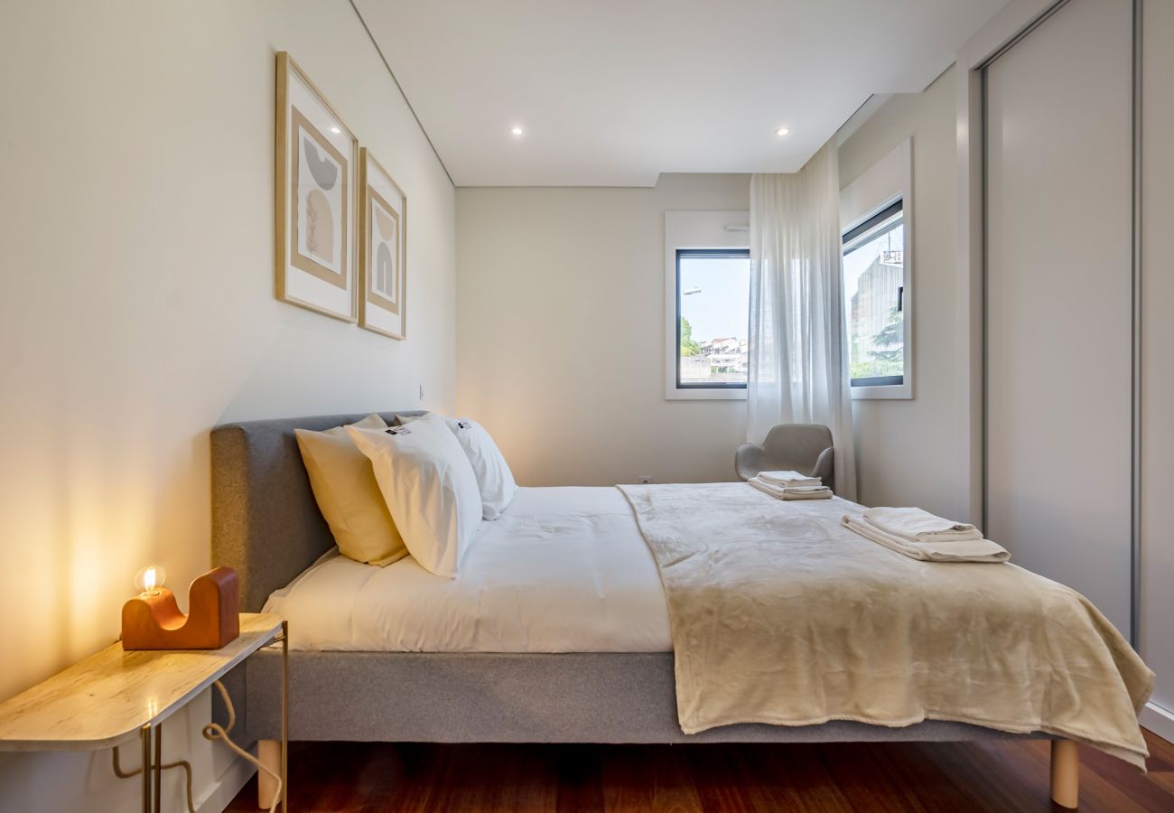 Apartment in Porto - Nomad's Lux - 2BDR & Parking Flores Square Porto