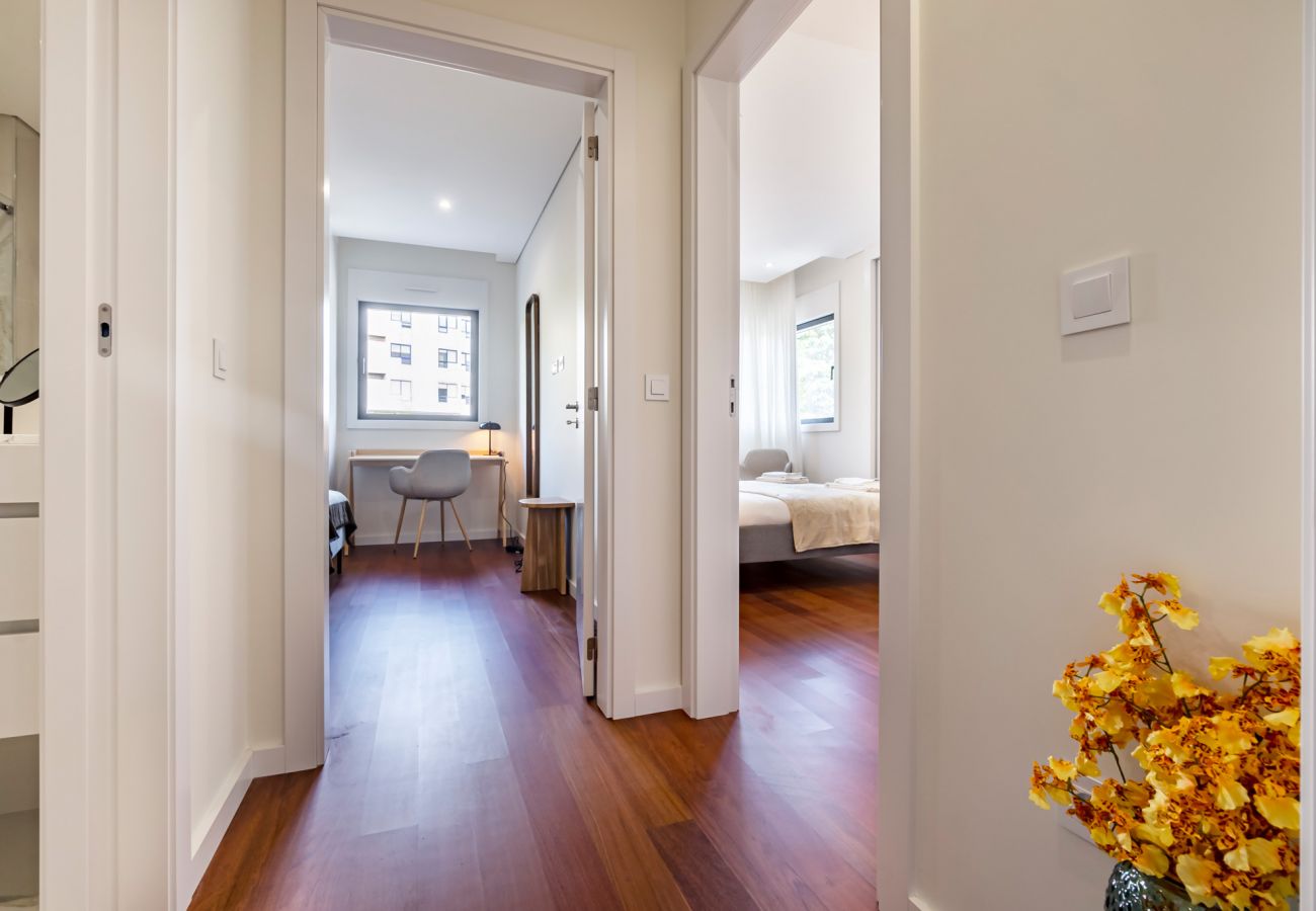 Apartment in Porto - Nomad's Lux - 2BDR & Parking Flores Square Porto